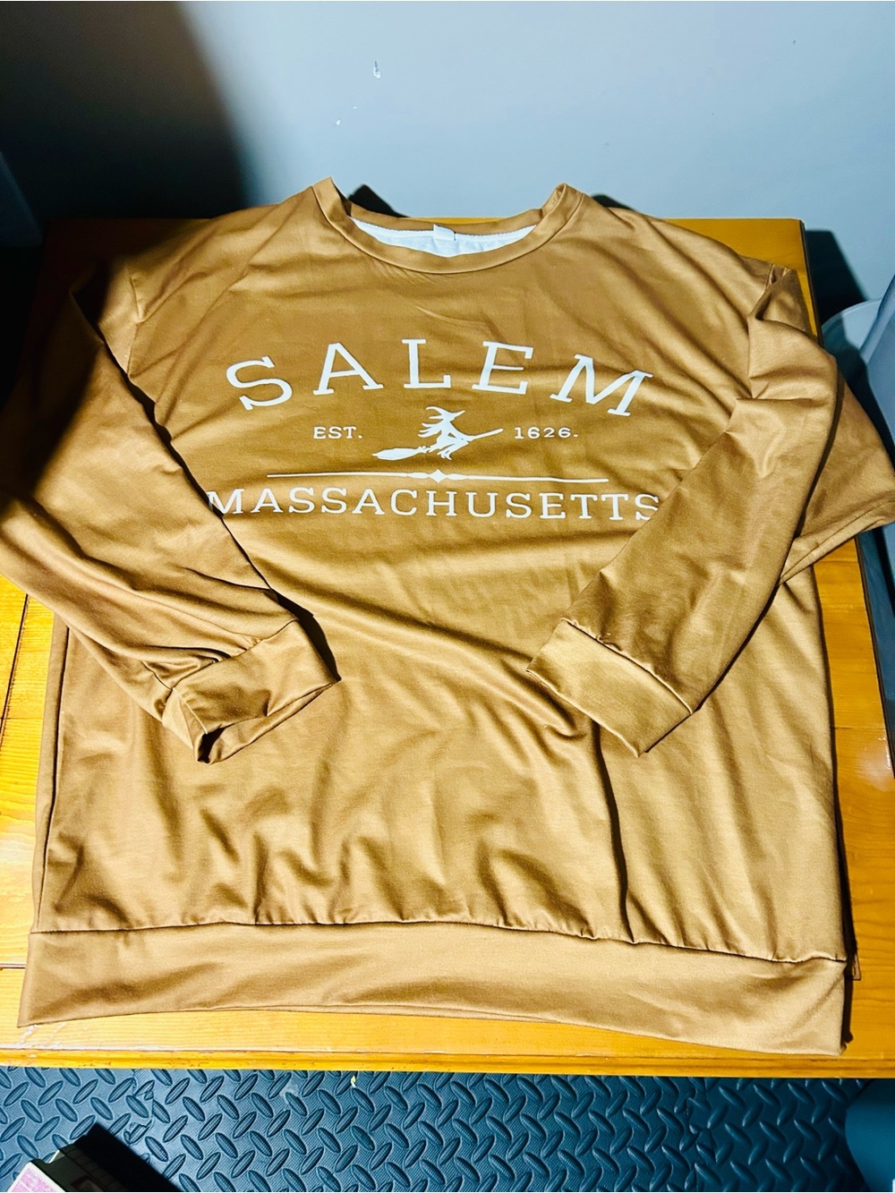 XL Salem Massachusetts Tan Sweatshirt Halloween